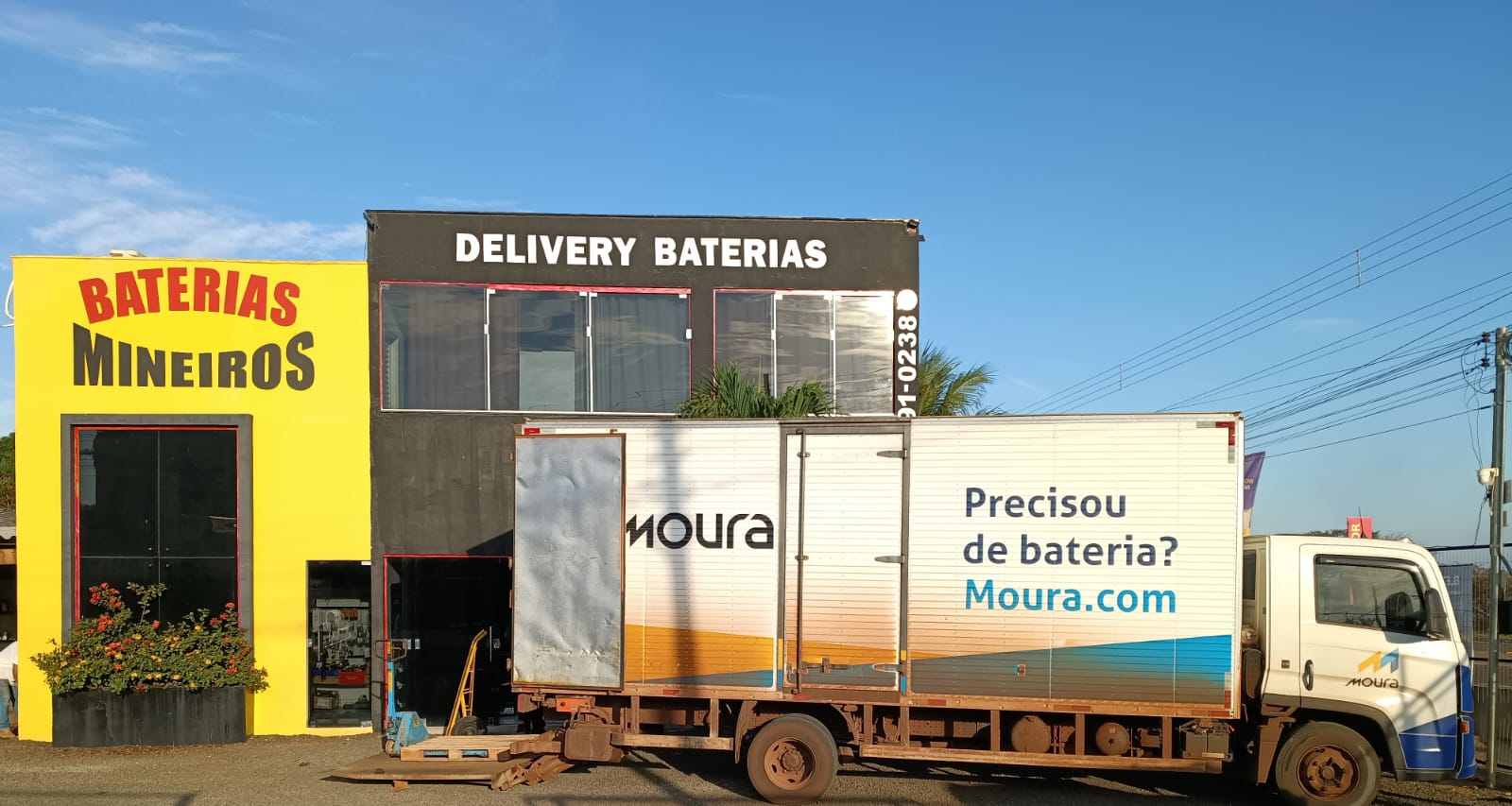 Caminhão de entrega Moura da Baterias Mineiros