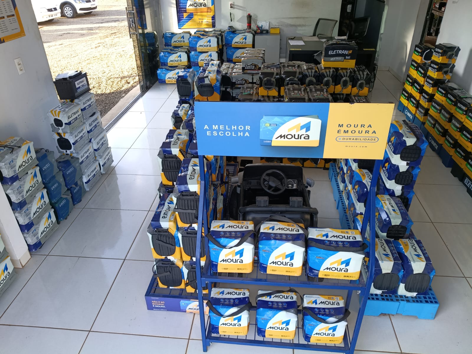 Display Moura na loja Baterias Mineiros